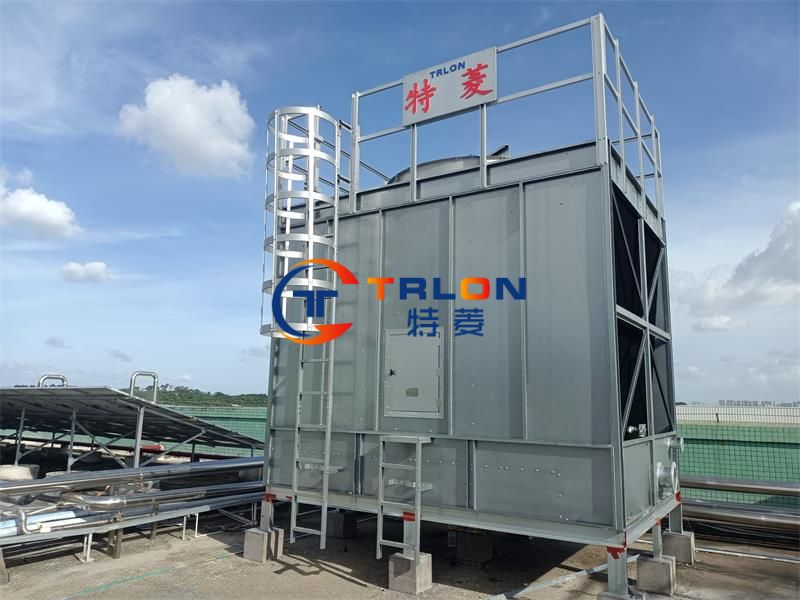 Why do closed cooling towers need to be equipped with water tanks?