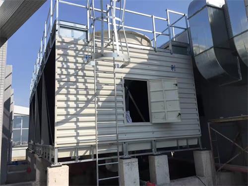 What is the cooling range of a closed cooling tower?