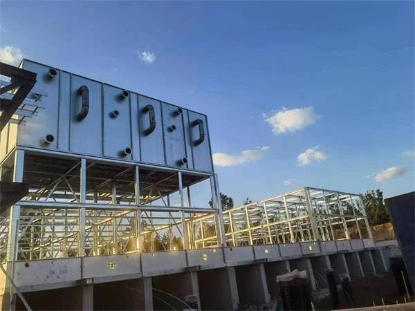 What are the components and body structure of a closed cooling tower?