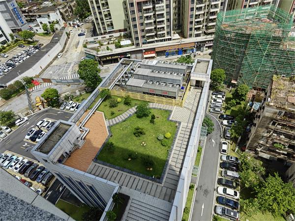 What are the impacts of poor water quality on closed cooling towers?